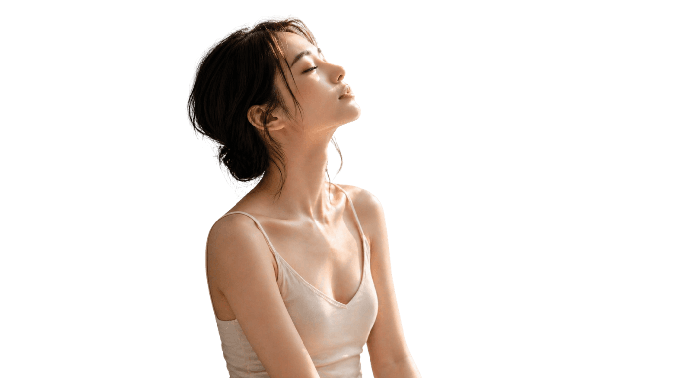 光の中で目を閉じる女性